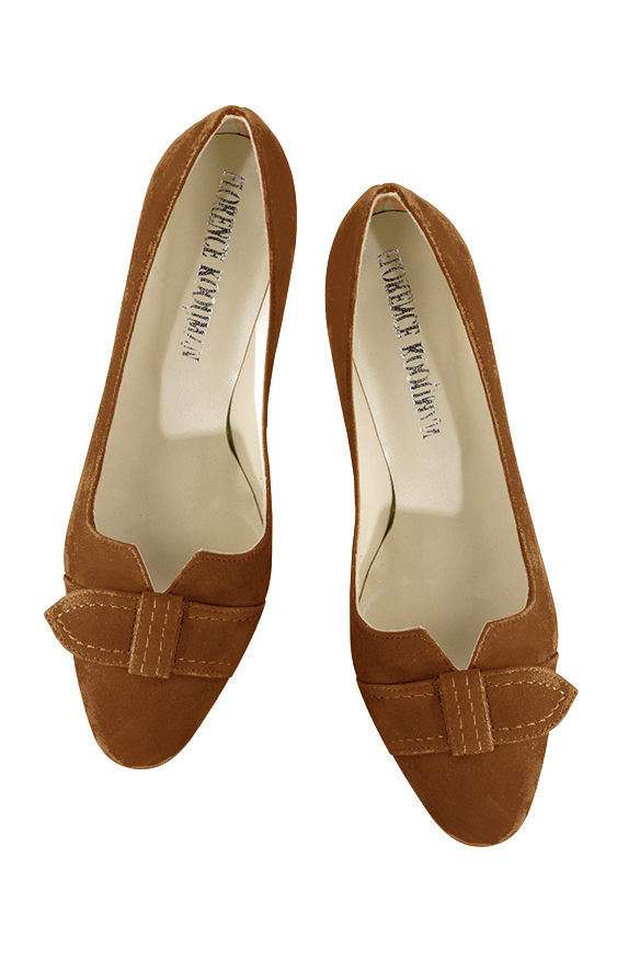 Caramel brown women's dress pumps, with a knot on the front. Round toe. High slim heel. Top view - Florence KOOIJMAN